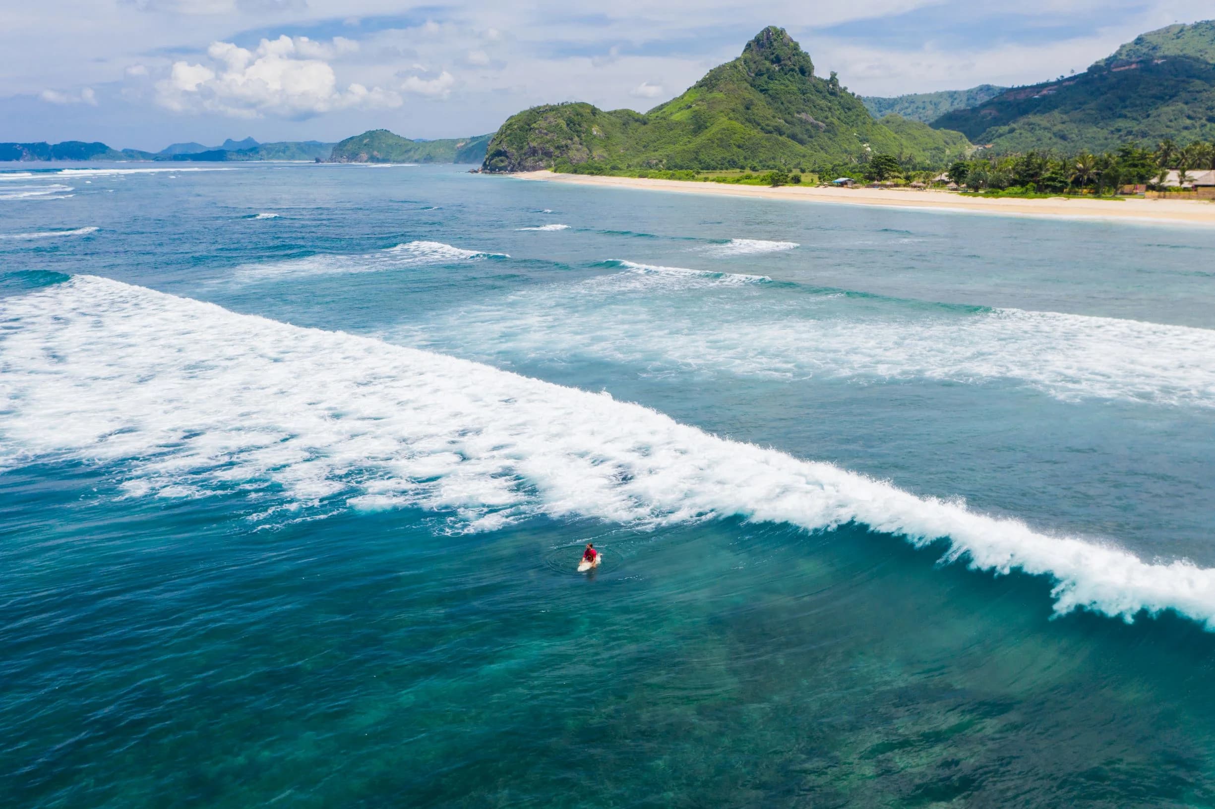 Surfing in serangan drone shot