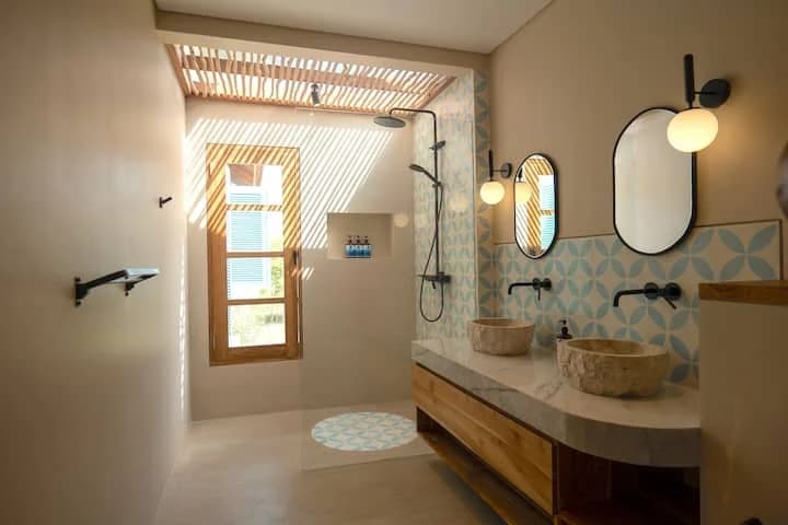 Villa for sale in serangan bathroom